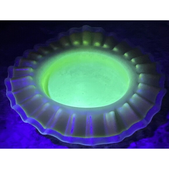 MCM Uranium Ruffled Rim Hand Blown Art Glass Candy Bowl Glows Unmarked - Picture 1 of 7